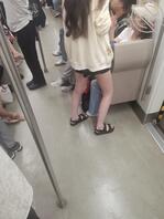 北京地铁长腿美女，露脸有玉足1