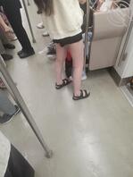 北京地铁长腿美女，露脸有玉足