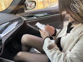 老爸醉酒后,为刺激在老爸旁边和小妈做。捂住小妈的嘴不让她叫老爸呼噜都停了1