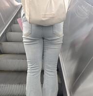 女大学生的紧身牛仔裤0