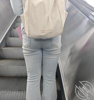 女大学生的紧身牛仔裤2