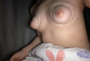 宿舍自拍，你们可以射我胸上吗？这样子弄胸好爽啊1