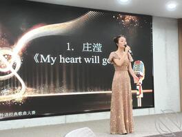 有时也会露出参加学校活动的0