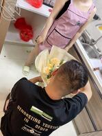 亲姐当着我朋友面吃我的鸡巴,贱狗朋友拿着鲜花下跪姐过5201