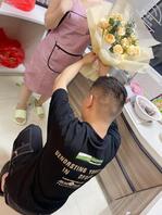 亲姐当着我朋友面吃我的鸡巴,贱狗朋友拿着鲜花下跪姐过5202