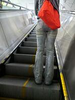 地铁电梯上的紧身牛仔裤0