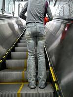 地铁电梯上的紧身牛仔裤1