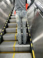 地铁电梯上的紧身牛仔裤2