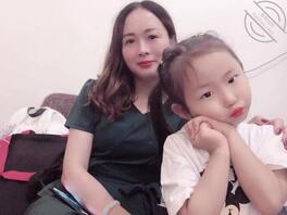 艹了很多年前女友，后面用小号勾搭她老妈老骚笔，给我发自拍，早晚我母女双飞0