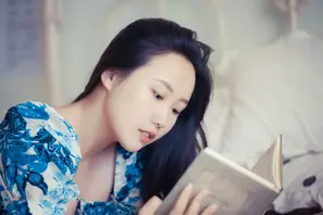  这是一个高颜值萝莉少女，她有着精致的五官和迷人的身材0