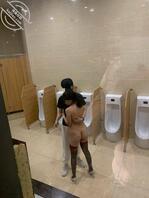 公共卫生间门口淫妻满身淫语勾引路人0