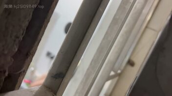 9.时隔几天总算是找到机会再次偷拍女邻居洗澡，很是刺激。