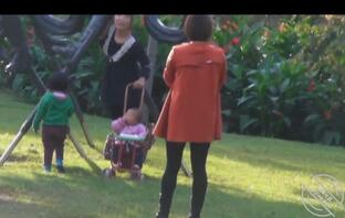 带娃短发妈妈憋不住拉屎