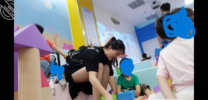 儿童游乐场偶遇高开叉少妇，一开到底0
