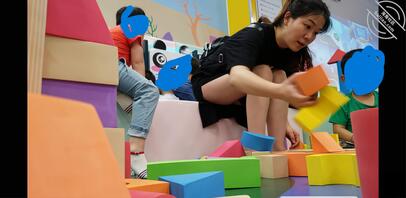 儿童游乐场偶遇高开叉少妇，一开到底1