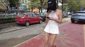 【露出专题】骚逼穿着白色透视连衣裙大白天路边买水果1