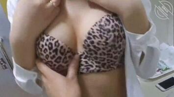 骚逼嫂子午休时间发春，在厕所里把她干到乱叫0