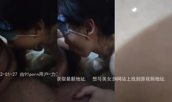 很美身材很好的高三生一边洗一边操