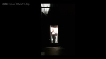 国内某大学女宿舍女大学生居然在窗帘半开状态脱裙子内裤逼毛给外面的人免费看