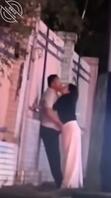 男女街头亲吻身体紧贴 男子期间还将手伸进女子裤子里 0