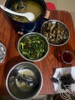 又去找丈母娘喝酒了偷拍到丈母娘的黑色内裤1