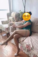 (原创)老爸在客厅看电视,我却在房间里各种姿势狂操着老妈……0