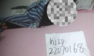 (原创)老爸在客厅看电视,我却在房间里各种姿势狂操着老妈……2