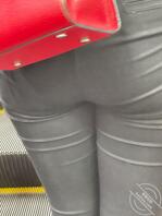 地铁偷拍大圆屁股，看着就想上去摸摸1