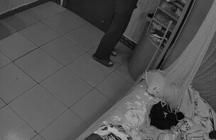 冒死偷拍亲姐换衣服