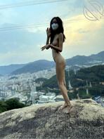 就喜欢把逼露出来---山顶上全裸玩露出，这是要给全城的人看啊1