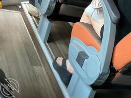 车站内已婚骚熟女等车，露出红润臭脚底1