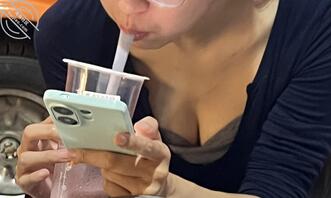 姐姐走光了，露出了诱人的乳沟0