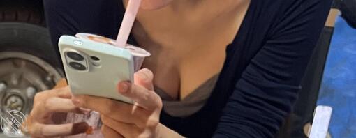 姐姐走光了，露出了诱人的乳沟1