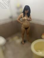 偷拍贱逼骚母狗，水淋生动，海友幻想自己洗澡和她一起用舌头舔骚货的每寸肌肤2