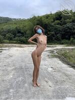 就喜欢把逼露出来---某特女神超大胆户外全裸露出行走31