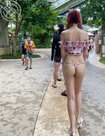 妹子户外多人前露出0