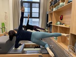 老婆偷偷给我拍的，看来看去还是瑜伽裤最诱人！看看这一个个的大屁股。1