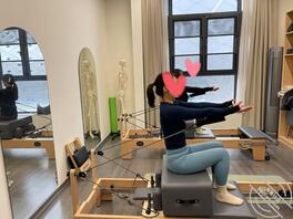 老婆偷偷给我拍的，看来看去还是瑜伽裤最诱人！看看这一个个的大屁股。2