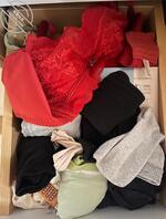 翻了下小舅子老婆的衣柜，有发现，丁字裤跟性感睡衣1