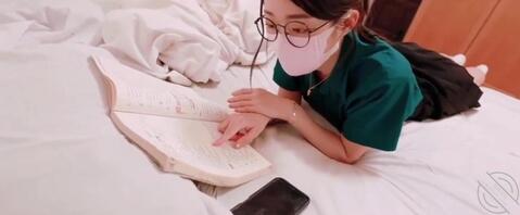 漂亮女儿考试前夜复习,爸爸按捺不住来了一发,女儿生气娇慎,干扰我学习