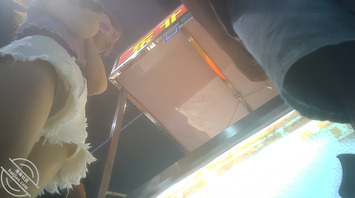 原创抄底：第二次遇到紫t白短裤