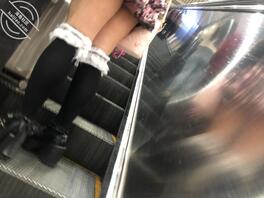 原创分享-抄底女大白内，露屁股蛋蛋适合男友后入