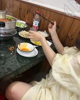 216、和姐姐姐夫吃完饭后，姐夫有事，姐姐要我陪她散步，时不时还摸我鸡吧1