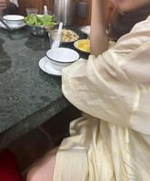 216、和姐姐姐夫吃完饭后，姐夫有事，姐姐要我陪她散步，时不时还摸我鸡吧2