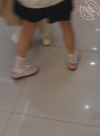 女同学的小裙子和小白袜真好看，显得更嫩了