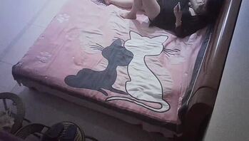 女人是不是都出轨，视频里的女人看着色片给情人拍照，