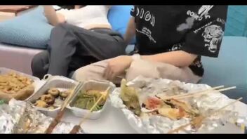 与小姨有约，吃饱喝足沙发上操一顿爆操