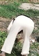 这种熟女的屁股喜欢吗 不知道干起来怎么样 老骚逼还穿个白裤子 也是个骚货1