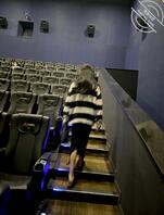 （原创55）和堂姐一起去看电影，偷偷的拉住了堂姐的手，摸堂姐大腿0