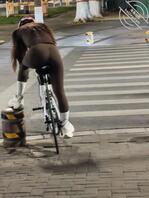 街拍细腰肥臀少妇夜骑